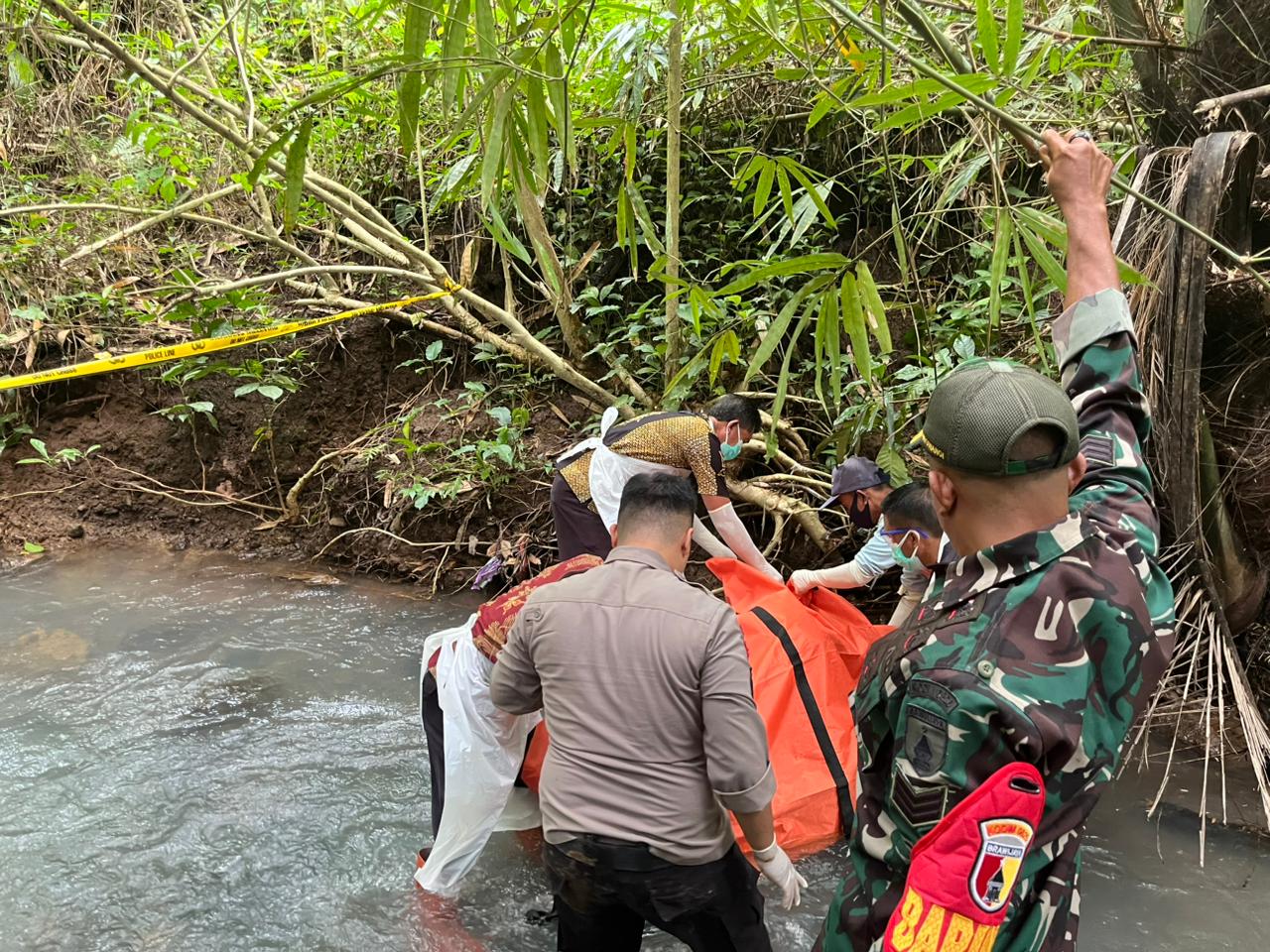 warga-temukan-jenazah-perempuan-di-sungai-patrang,-licin