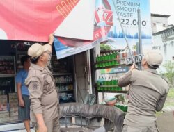 Langgar Peraturan, Satpol PP Banyuwangi Copoti Iklan Rokok di Warung-warung