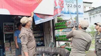 langgar-peraturan,-satpol-pp-banyuwangi-copoti-iklan-rokok-di-warung-warung