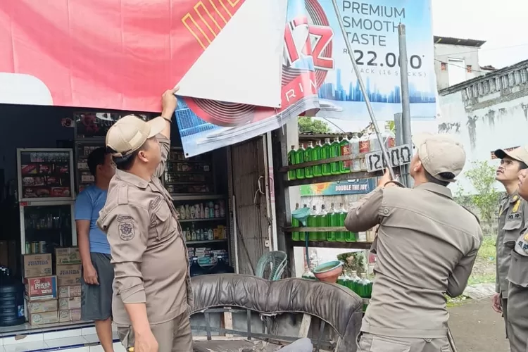 langgar-peraturan,-satpol-pp-banyuwangi-copoti-iklan-rokok-di-warung-warung