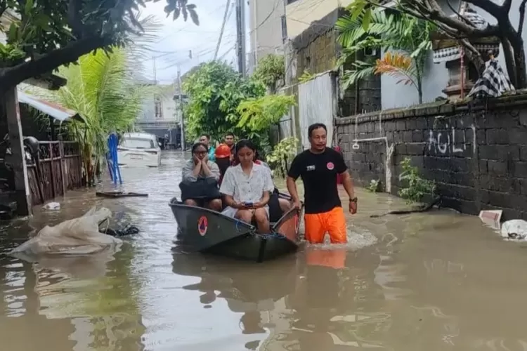 wapres-gibran-tinjau-korban-banjir-bali,-pastikan-pemerintah-turun-tangan