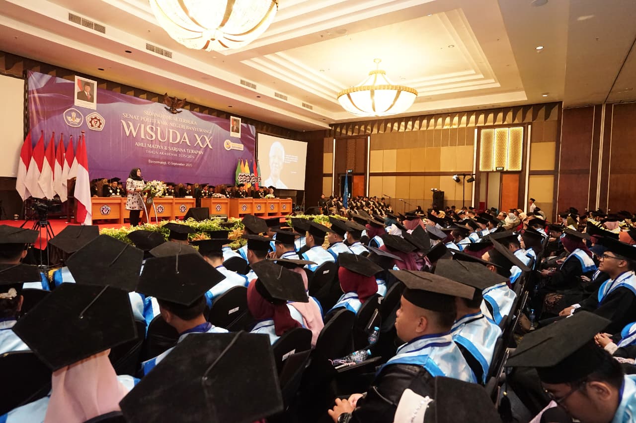 hadiri-wisuda-politeknik-negeri-banyuwangi,-bupati-ipuk:-jadilah-sdm-unggul-yang-adaptif,-kreatif,-kolaboratif-dan-inovatif