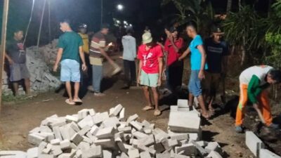 warga-sumbermulyo-banyuwangi-kompak-kerja-bakti-malam-hari-untuk-paving-jalan-–-times-banyuwangi