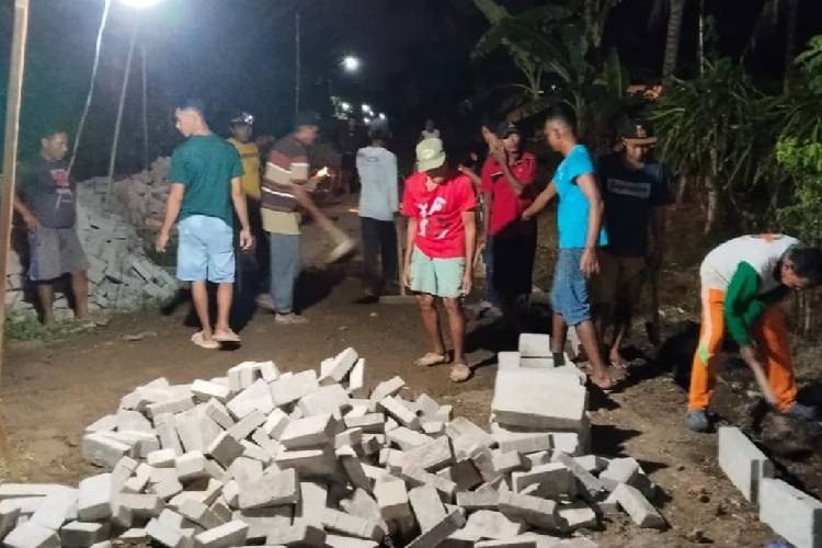 warga-sumbermulyo-banyuwangi-kompak-kerja-bakti-malam-hari-untuk-paving-jalan-–-times-banyuwangi