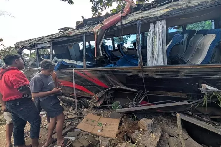 tragis!-8-orang-tewas-dalam-kecelakaan-bus-rs-bina-sehat-jember-di-jalur-wisata-bromo,-ini-identitas-korban