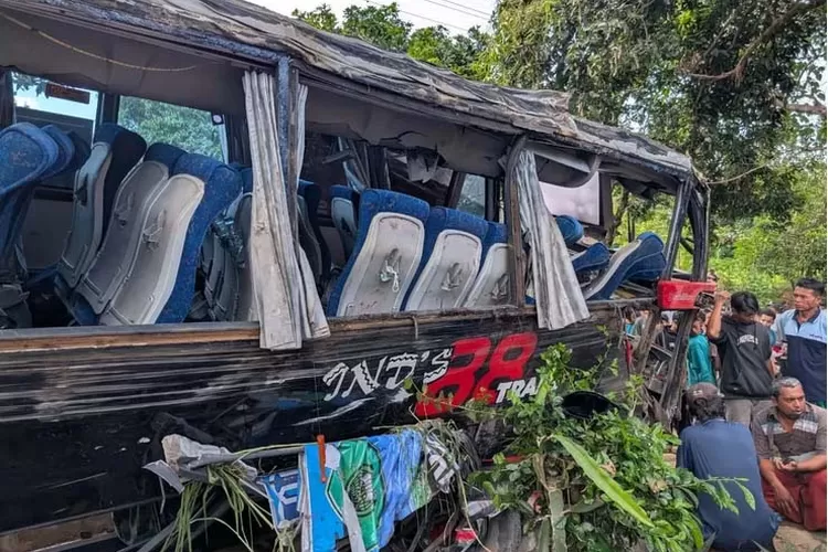kronologi-lengkap-tragedi-bus-rs-bina-sehat-jember-rem-blong-di-jalur-bromo,-8-orang-tewas-di-tempat