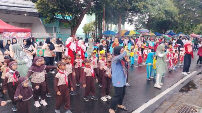 kreasi-pelajar-menghibur-umkm-dan-pengunjung-cfd