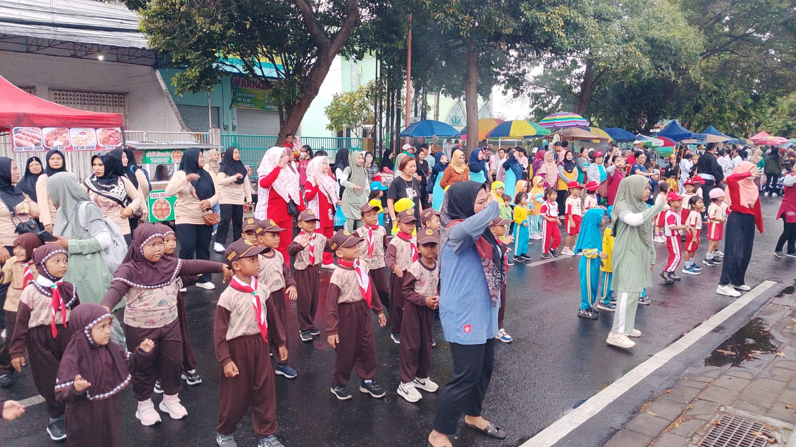 kreasi-pelajar-menghibur-umkm-dan-pengunjung-cfd