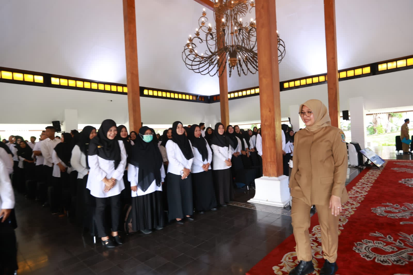 bupati-ipuk-angkat-4.909-honorer-banyuwangi-jadi-pppk-paruh-waktu