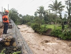 Debit Sungai Badeng Naik! Warga Songgon Diminta Waspada, Wisata Arung Jeram Ikut Terhenti