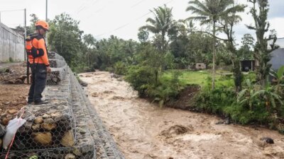 debit-sungai-badeng-naik!-warga-songgon-diminta-waspada,-wisata-arung-jeram-ikut-terhenti