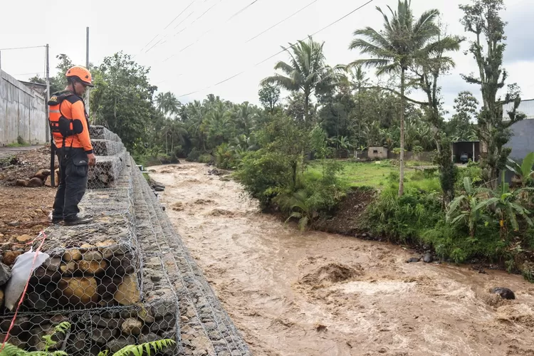debit-sungai-badeng-naik!-warga-songgon-diminta-waspada,-wisata-arung-jeram-ikut-terhenti