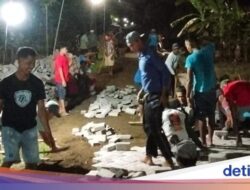 Guyub! Warga Banyuwangi Paving Jalan Kampung hingga Larut Malam