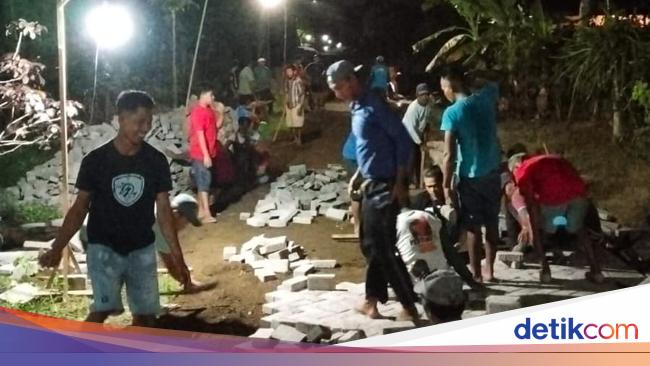 guyub!-warga-banyuwangi-paving-jalan-kampung-hingga-larut-malam