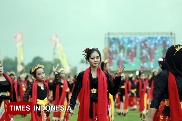 wisatawan-asal-denmark-kepincut-tari-tradisional-banyuwangi-–-times-banyuwangi