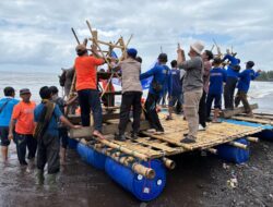 Tenggelamkan “Fish Bank” Bareng Nelayan, Bupati Ipuk Dukung Upaya Konservasi Ekosistem Laut