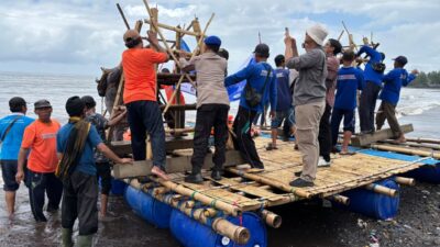 tenggelamkan-“fish-bank”-bareng-nelayan,-bupati-ipuk-dukung-upaya-konservasi-ekosistem-laut