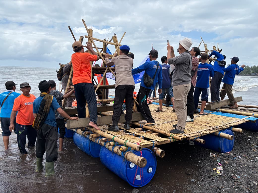 tenggelamkan-“fish-bank”-bareng-nelayan,-bupati-ipuk-dukung-upaya-konservasi-ekosistem-laut