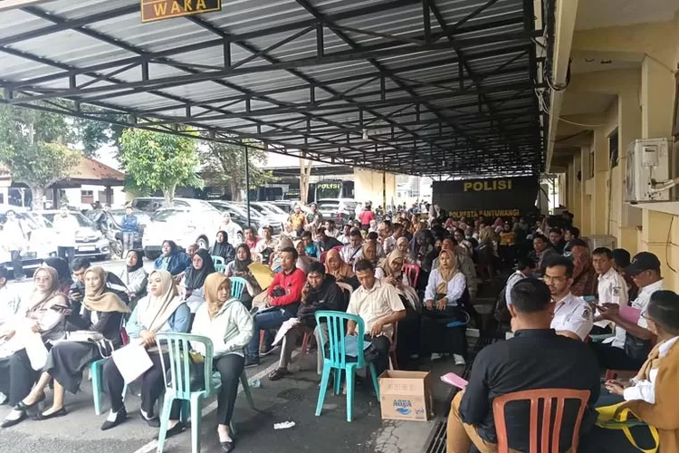 skck-membludak-di-polresta-banyuwangi!-ribuan-honorer-serbu-loket-usai-bupati-ipuk-angkat-4.909-pppk