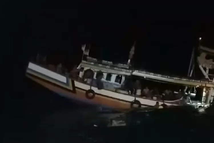kapal-gardan-tenggelam-di-perairan-alas-purwo-banyuwangi,-22-abk-selamat-dramatis!