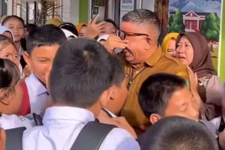 heboh!-kepsek-smpn-1-prabumulih-dicopot-usai-tegur-anak-wali-kota,-perpisahan-diwarnai-tangis