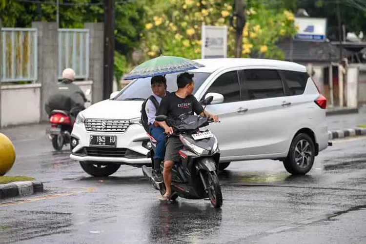 banyuwangi-diguyur-hujan-di-musim-kemarau,-bmkg-ungkap-prediksi-tiga-hari-ke-depan!
