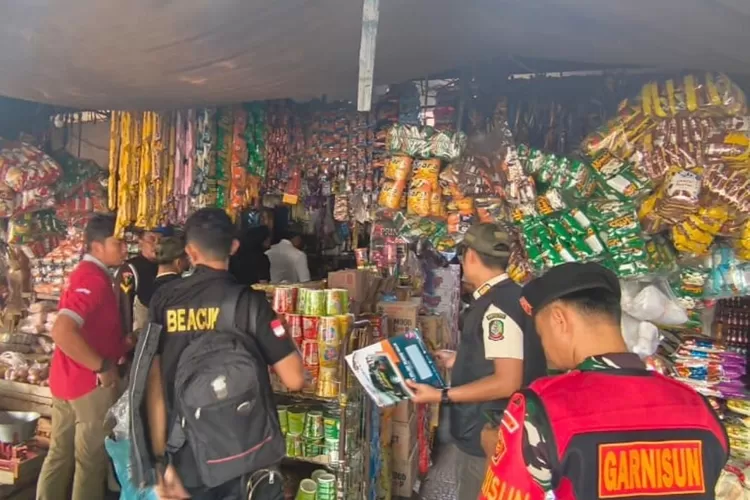satpol-pp-banyuwangi-dan-bea-cukai-gencarkan-operasi-rokok-ilegal-di-pasar-tradisional