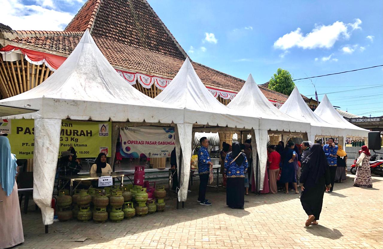 gelar-operasi-pasar-ke-desa-desa,-pemkab-banyuwangi-jaga-stabilitas-harga-dan-daya-beli