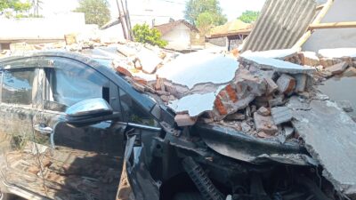 innova-tabrak-pohon-dan-ruko-di-wongsorejo,-sopir-asal-sidoarjo-luka-serius