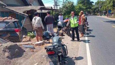 innova-tabrak-ruko-di-wongsorejo-banyuwangi,-pengemudi-luka-parah-dan-ruko-ambruk!