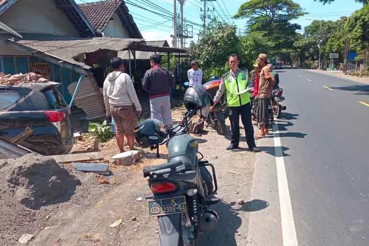 innova-tabrak-ruko-di-wongsorejo-banyuwangi,-pengemudi-luka-parah-dan-ruko-ambruk!