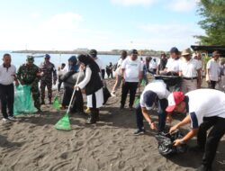 World Cleanup Day, Bupati Ipuk Bersama Ratusan Warga Bersihkan Sampah di Pantai Seranite