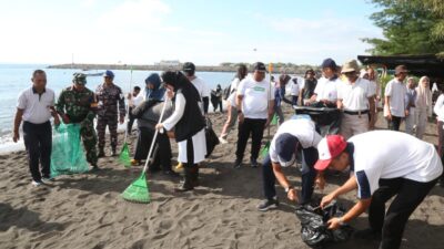 world-cleanup-day,-bupati-ipuk-bersama-ratusan-warga-bersihkan-sampah-di-pantai-seranite