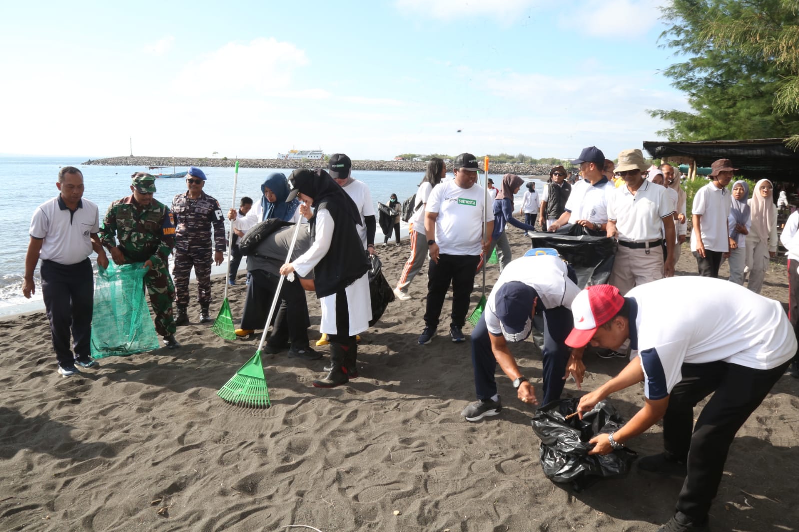 world-cleanup-day,-bupati-ipuk-bersama-ratusan-warga-bersihkan-sampah-di-pantai-seranite