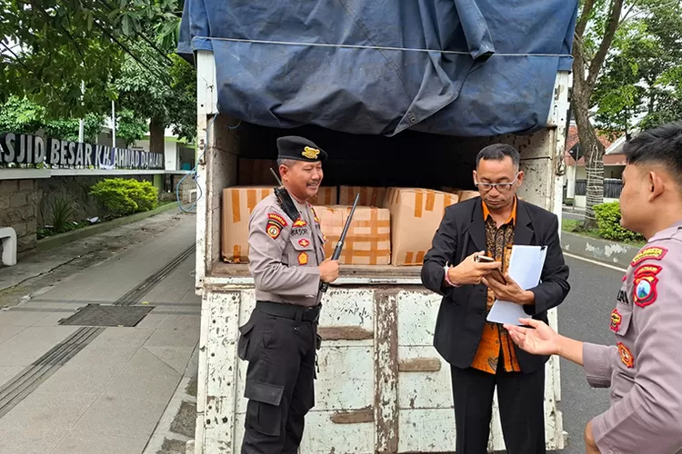 geger!-polresta-banyuwangi-gagalkan-truk-pengangkut-2.000-botol-arak-ilegal-tujuan-malang