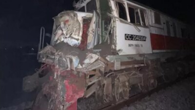 kereta-api-mataram-rute-pasarsenen-solo-balapan-terlambat-248-menit-usai-tertemper-truk-di-indramayu