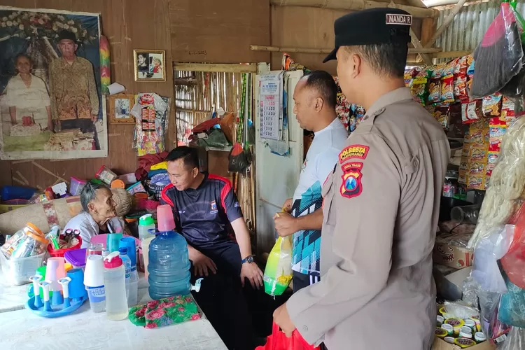 polsek-genteng-banyuwangi-bagikan-sembako-untuk-janda-dan-lansia,-rutin-setiap-jumat