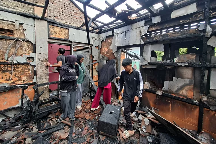 tragis!-warung-oren-di-jalan-majapahit-banyuwangi-ludes-terbakar,-kerugian-rp150-juta