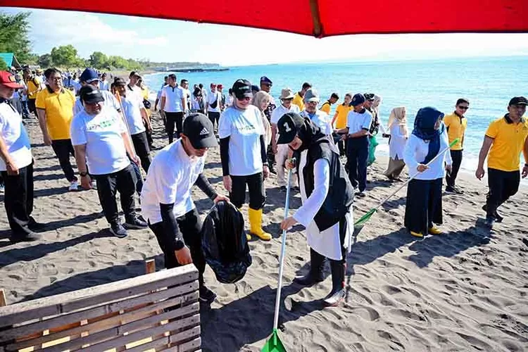 world-cleanup-day,-bupati-ipuk-pimpin-aksi-bersih-pantai-seranite-banyuwangi,-327-kg-sampah-terangkut!