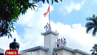 ratusan-warga-antusias-saksikan-drama-kolosal-perobekan-bendera-di-hotel-majapahit-surabaya-–-times-banyuwangi