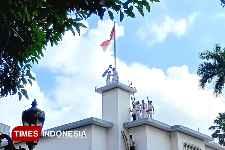 ratusan-warga-antusias-saksikan-drama-kolosal-perobekan-bendera-di-hotel-majapahit-surabaya-–-times-banyuwangi