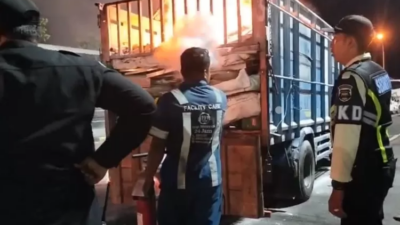 mencekam!-truk-antre-naik-kapal-di-pelabuhan-gilimanuk-bali-tiba-tiba-terbakar,-ini-penyebabnya