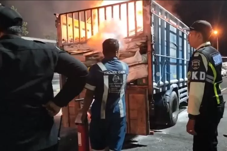 mencekam!-truk-antre-naik-kapal-di-pelabuhan-gilimanuk-bali-tiba-tiba-terbakar,-ini-penyebabnya