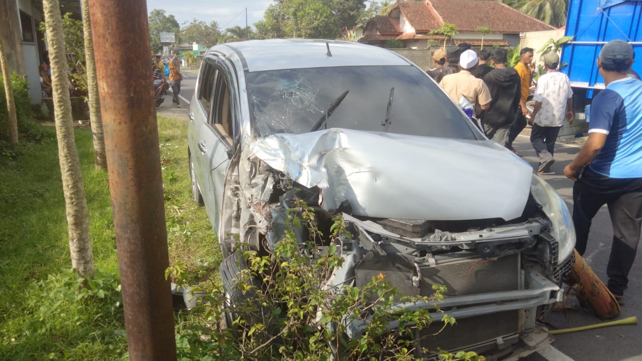 kecelakaan-antar-truk-dan-mobil-ertiga-di-ringentelu-bangorejo-akibatkan-dua-orang-luka-luka