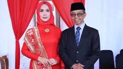 kisah-cinta-sekkab-banyuwangi-dan-istrinya:-dari-kecelakaan-sepeda-hingga-raih-gelar-doktor