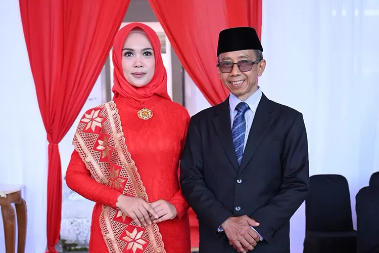 kisah-cinta-sekkab-banyuwangi-dan-istrinya:-dari-kecelakaan-sepeda-hingga-raih-gelar-doktor