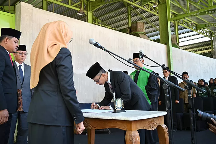 dilantik-di-tempat-sampah-balak,-pencetus-program-sekardadu-ini-resmi-jadi-sekkab-banyuwangi