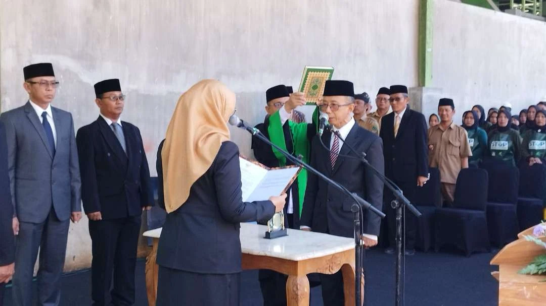 guntur-priambodo-resmi-jabat-sekda-banyuwangi,-pelantikan-digelar-sederhana-di-halaman-tps3r