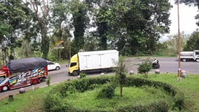 jalur-gumitir-banyuwangi–jember-kembali-buka-tutup,-pengaspalan-minor-picu-gangguan-arus