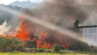 heboh!-ilalang-dekat-pabrik-inka-banyuwangi-terbakar,-api-nyaris-lahap-gudang-kereta